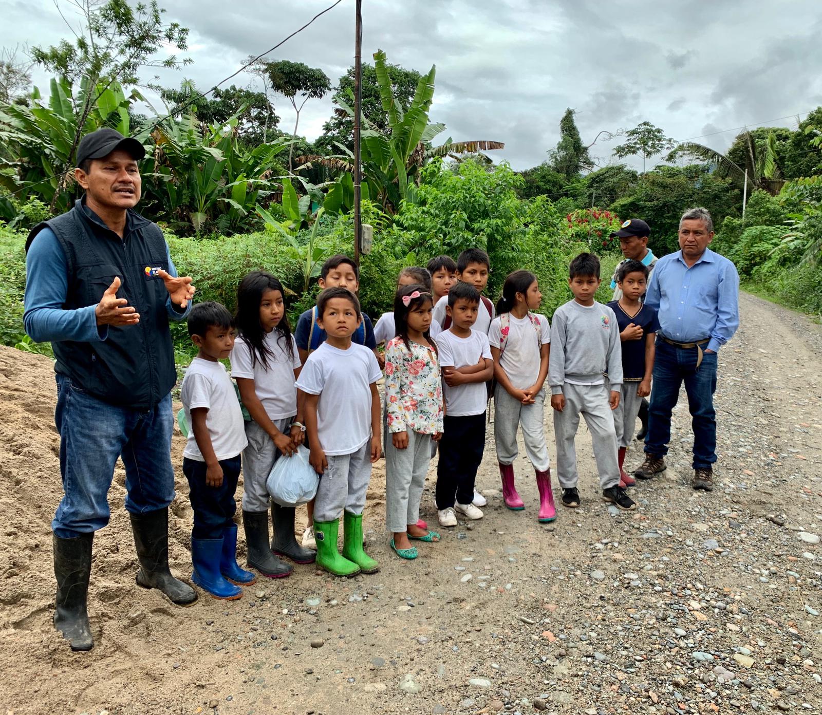 Kichwa school children discover the forest ecosystem.