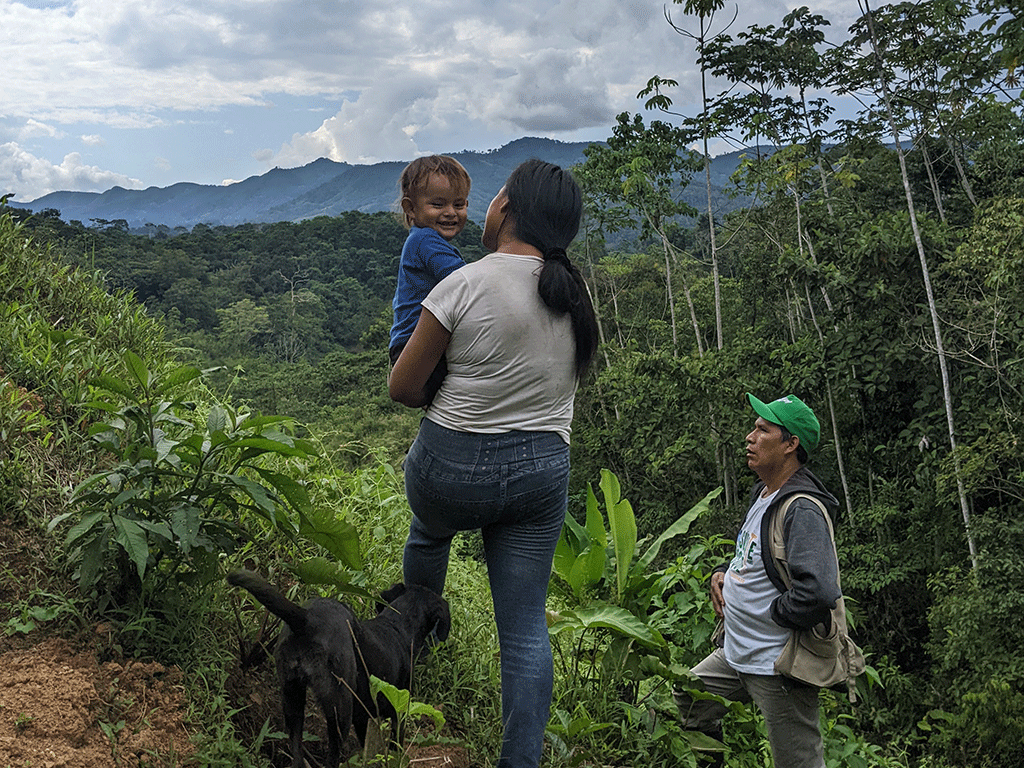 Un garde-parc avec un père et son fils dans la forêt amazonienne au Pérou