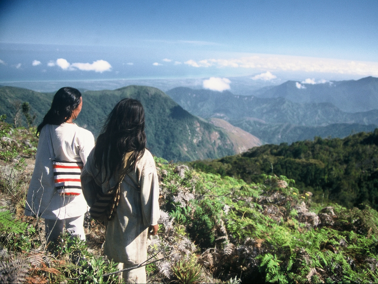 Deux Indiens Kogis regardant les montagnes.
